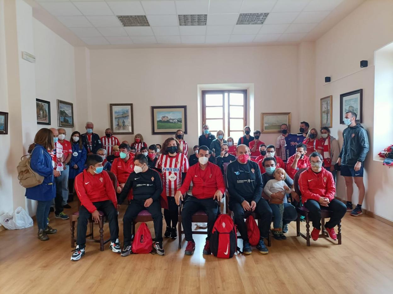 Los jugadores del Sporting Genuine, con la alcaldesa, Ana Vigón. 