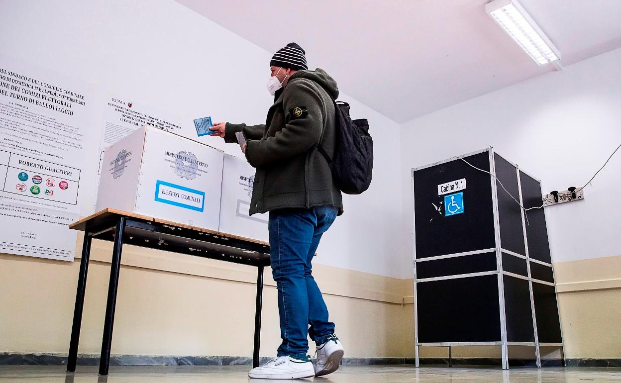 Imagen de un colegio electoral durante las elecciones municipales del domingo en Roma.