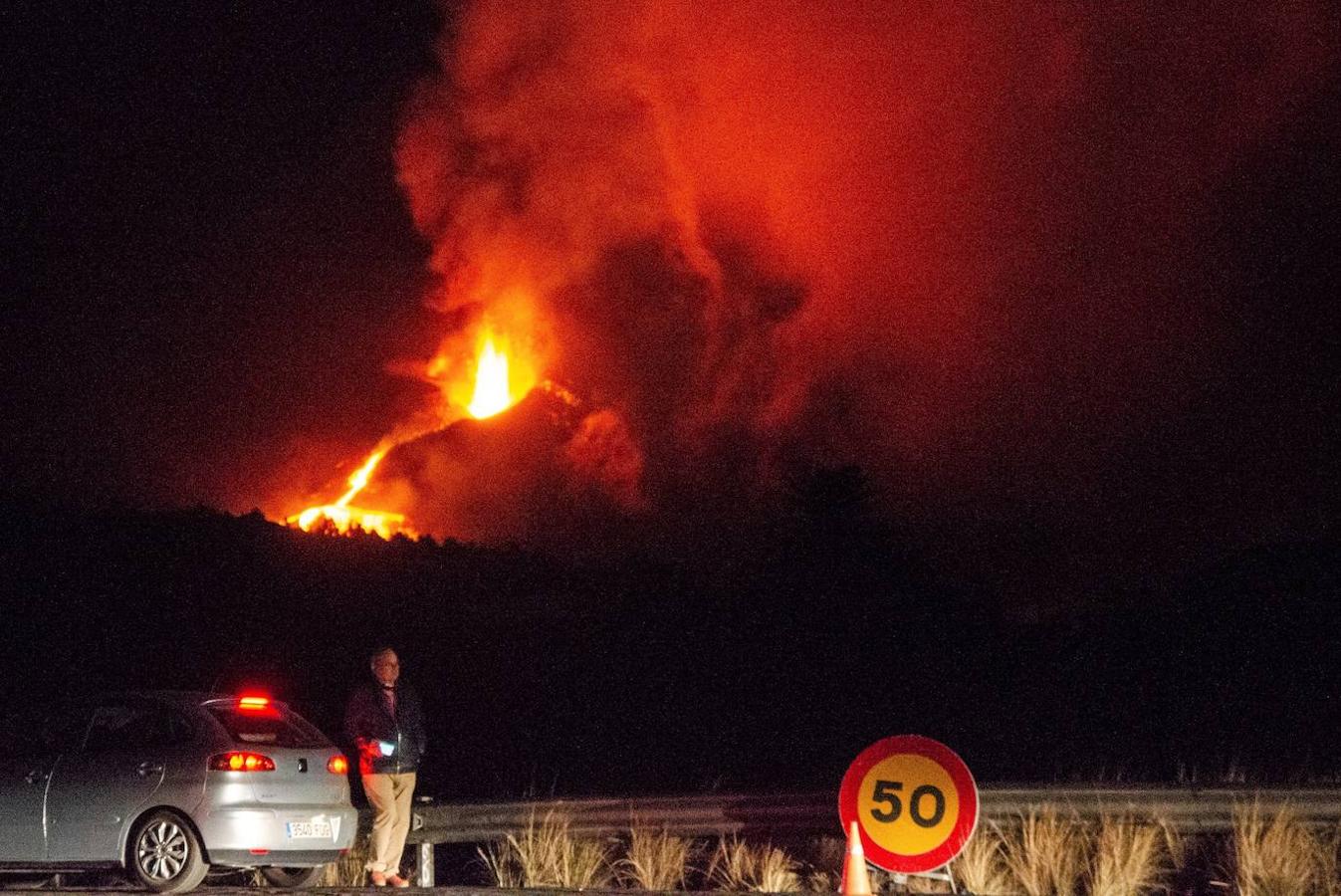 El volcán de La Palma continúa en erupción tras un mes de actividad. Su fuerza sigue arrasando plantaciones agrícolas con una nueva boca en el área del cono principal, que expulsa gran cantidad de cenizas y lava, además de provocar numerosos temblores. 