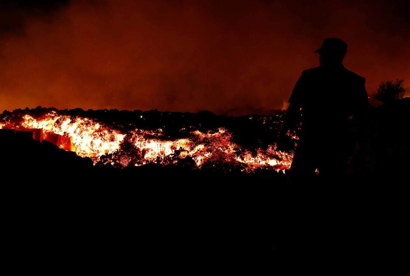 El volcán de La Palma continúa en erupción tras un mes de actividad. Su fuerza sigue arrasando plantaciones agrícolas con una nueva boca en el área del cono principal, que expulsa gran cantidad de cenizas y lava, además de provocar numerosos temblores. 