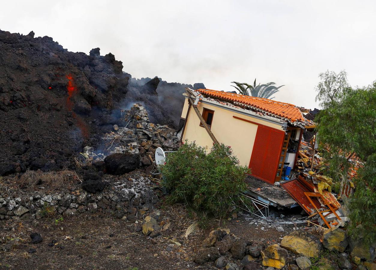 El volcán de La Palma continúa en erupción tras un mes de actividad. Su fuerza sigue arrasando plantaciones agrícolas con una nueva boca en el área del cono principal, que expulsa gran cantidad de cenizas y lava, además de provocar numerosos temblores. 