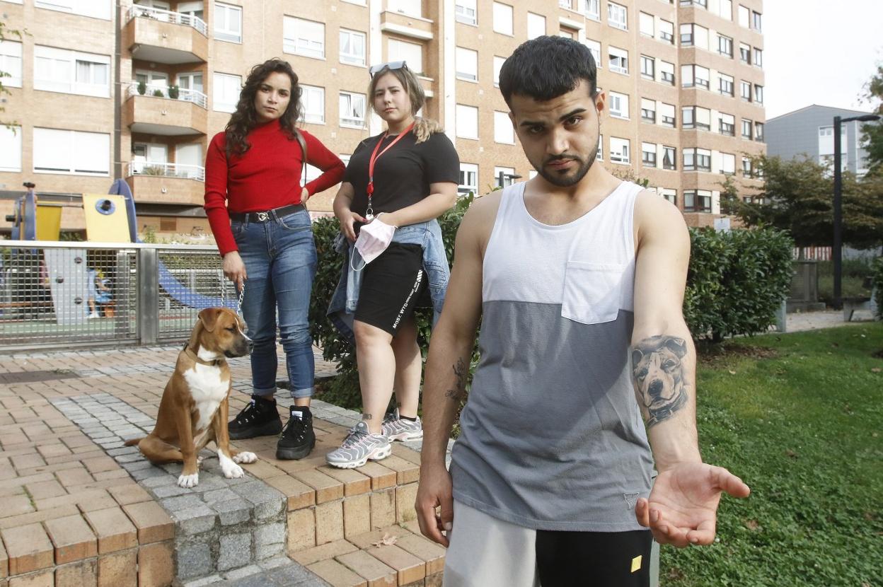 Emilio García, con el tatuaje de 'Kaiser'. Detrás, Luna Rodríguez y Yanina Rojas, con 'Raw', en el parque Teodoro Cuesta. 