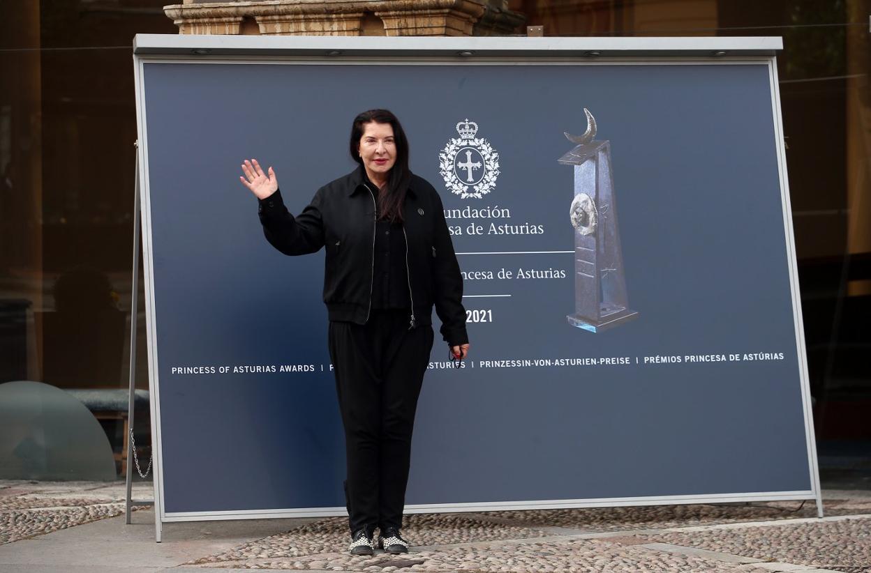 Marina Abramovic, de negro riguroso. 
