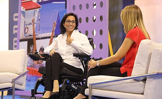 Teresa Perales compartió un encuentro con la periodista Almudena Rivera en Avilés. 