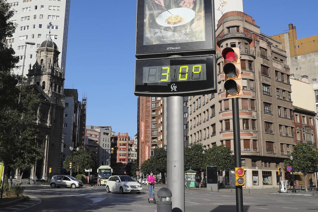 Asturias alcanza los 30 grados en este mes de octubre, en pleno otoño, y los asturianos no dudan en disfrutar de la soleada jornada en las playas y lugares de paseo.