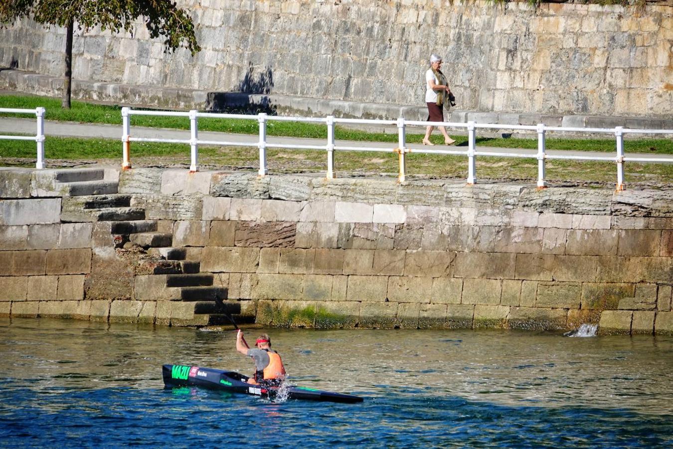 Asturias alcanza los 30 grados en este mes de octubre, en pleno otoño, y los asturianos no dudan en disfrutar de la soleada jornada en las playas y lugares de paseo.