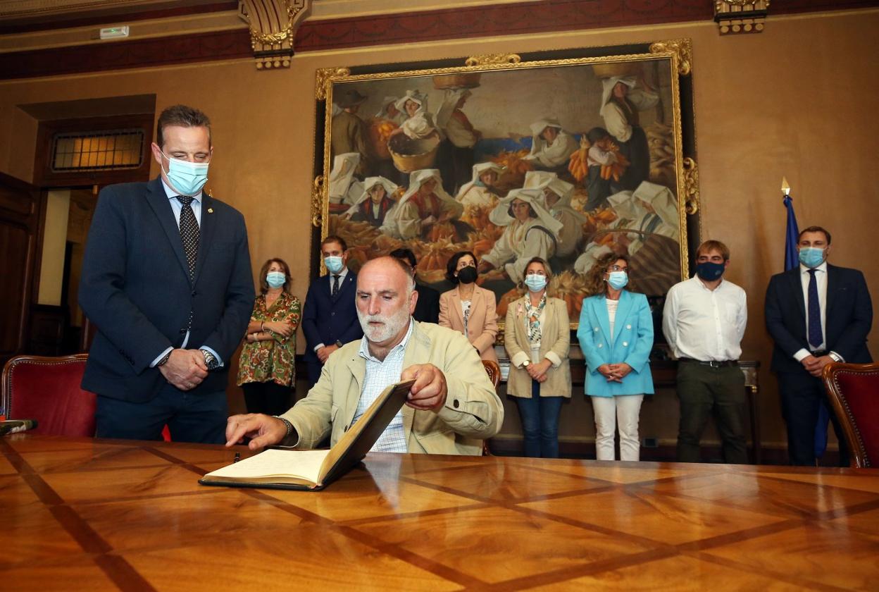 El cocinero escribió uno de sus lemas («Mesas más largas y muros más bajos») en el Libro de Honor de la Junta. 