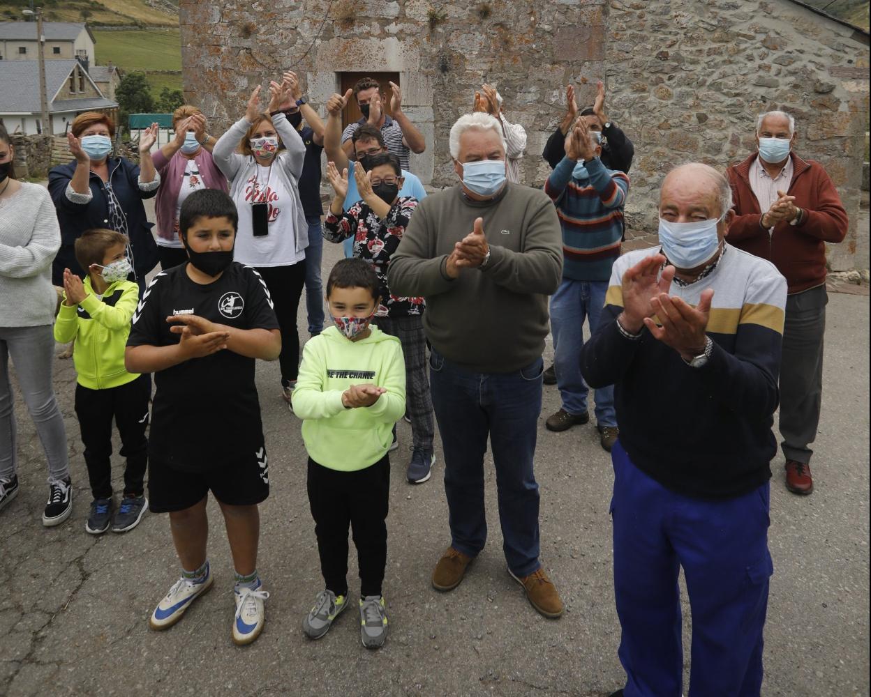 Varios vecinos, ante la iglesia de Santa María del Puerto. 