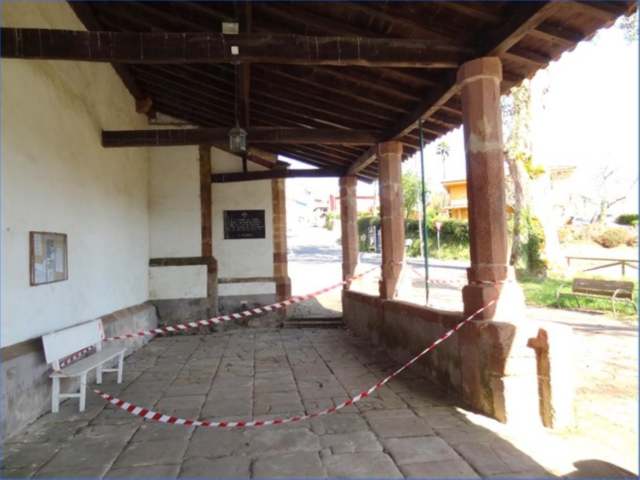 El exterior de la iglesia, con vigas y cintas de seguridad. 