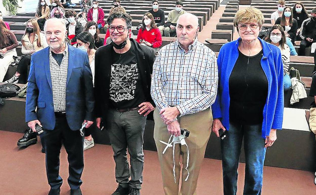 Philip Felgner, Derrick Rossi, Drew Weissman y Katalin Karikó, antes de comenzar el encuentro con los estudiantes asturianos. 