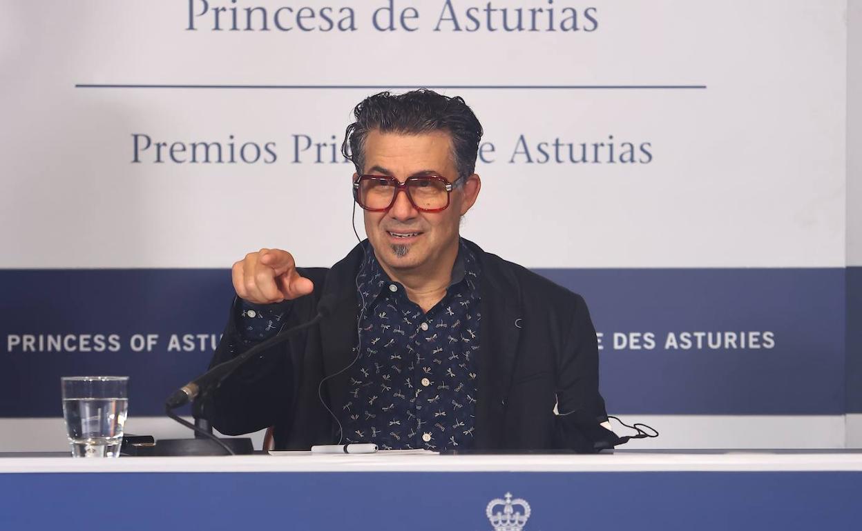 El biólogo canadiense cofundado de Moderna, Derrick Rosi, durante la rueda de prensa.