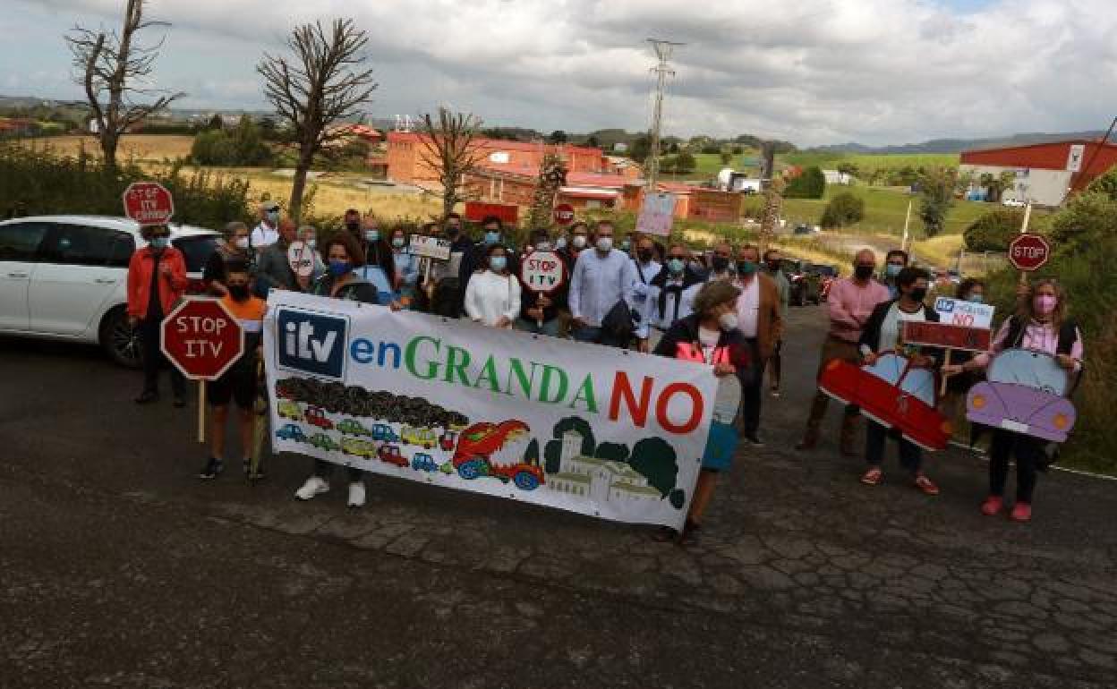 Vecinos de Granda, en una protesta contra la construcción de una nueva estación de ITV. 