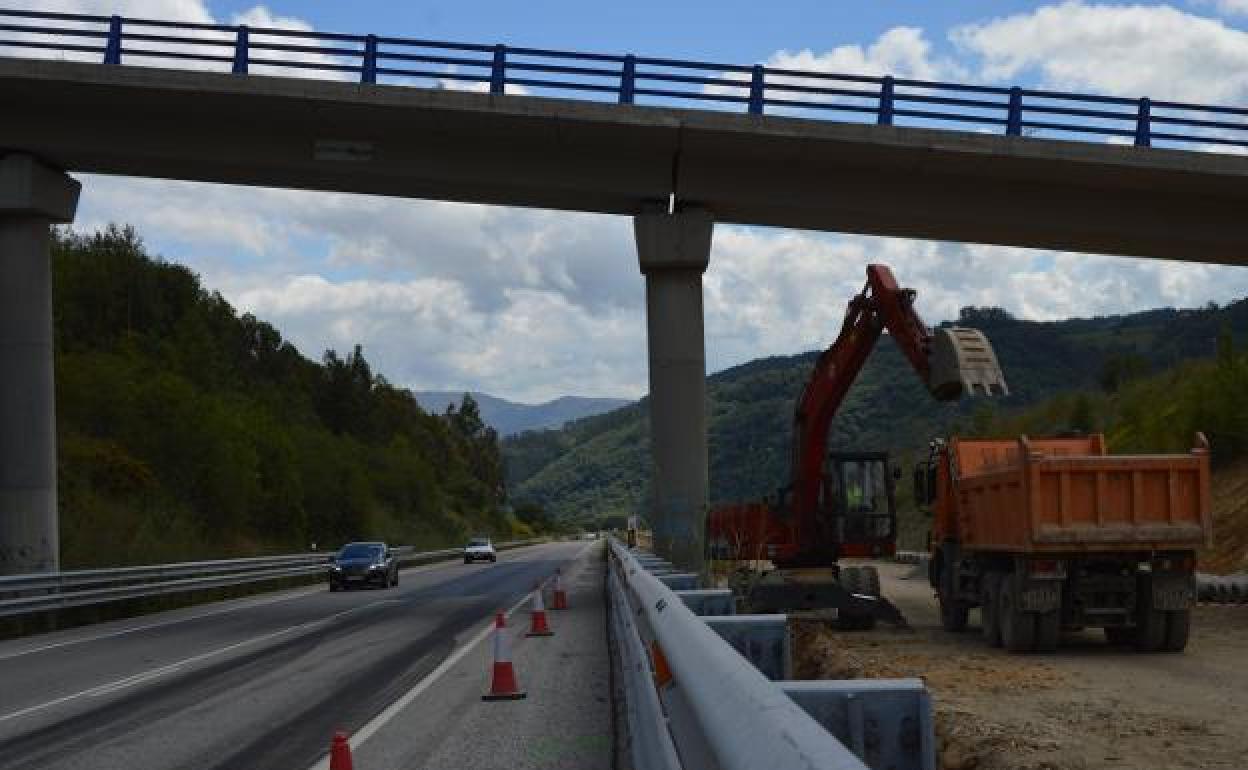 En una imagen de archivo la maquinaria trabaja en la adaptación de la segunda calzada entre Salas y El Regueirón.