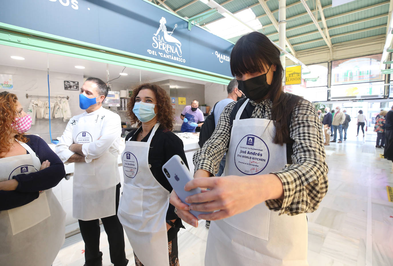 Los comerciantes del Oviedo Antiguo donan cien mandiles firmados por José Andrés a la Cocina Económica. Cada uno de ellos será repartido entre los voluntarios de las instalaciones de la calle San Vicente.