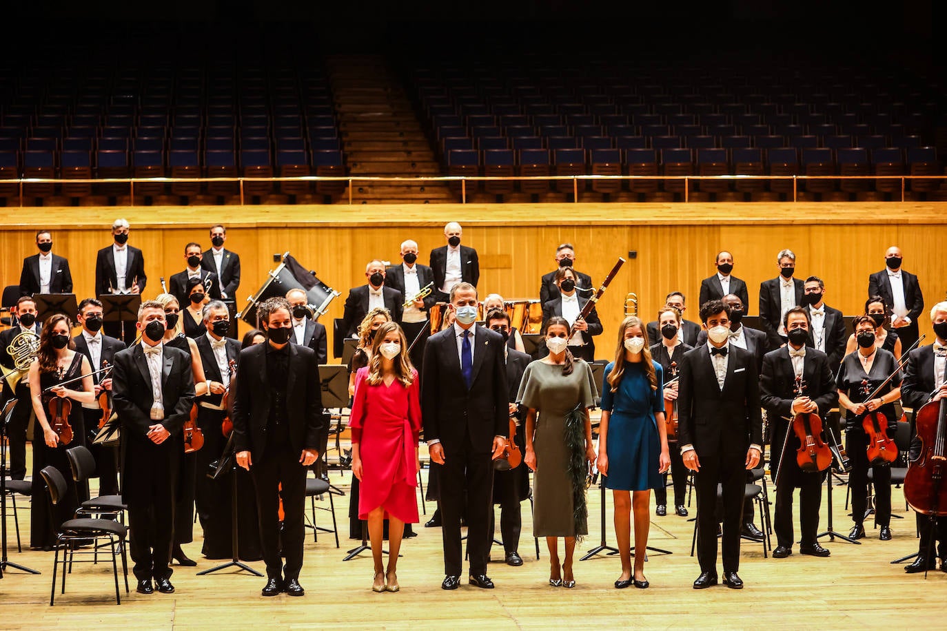 Los Reyes, la Princesa Leonor y la infanta Sofía han asistido al Concierto de los Premios Princesa de Asturias, un homenaje a Joaquín Rodrigo. 