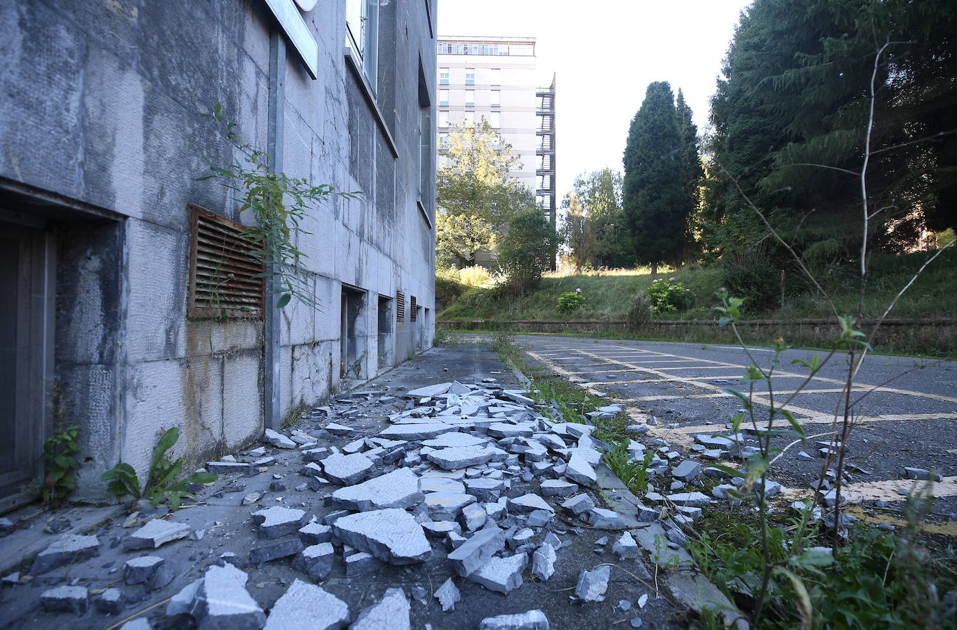 El viejo Hospitla Universitario Central de Asturias (Huca) luce lleno de desperfectos, pese a haber sido limpiado