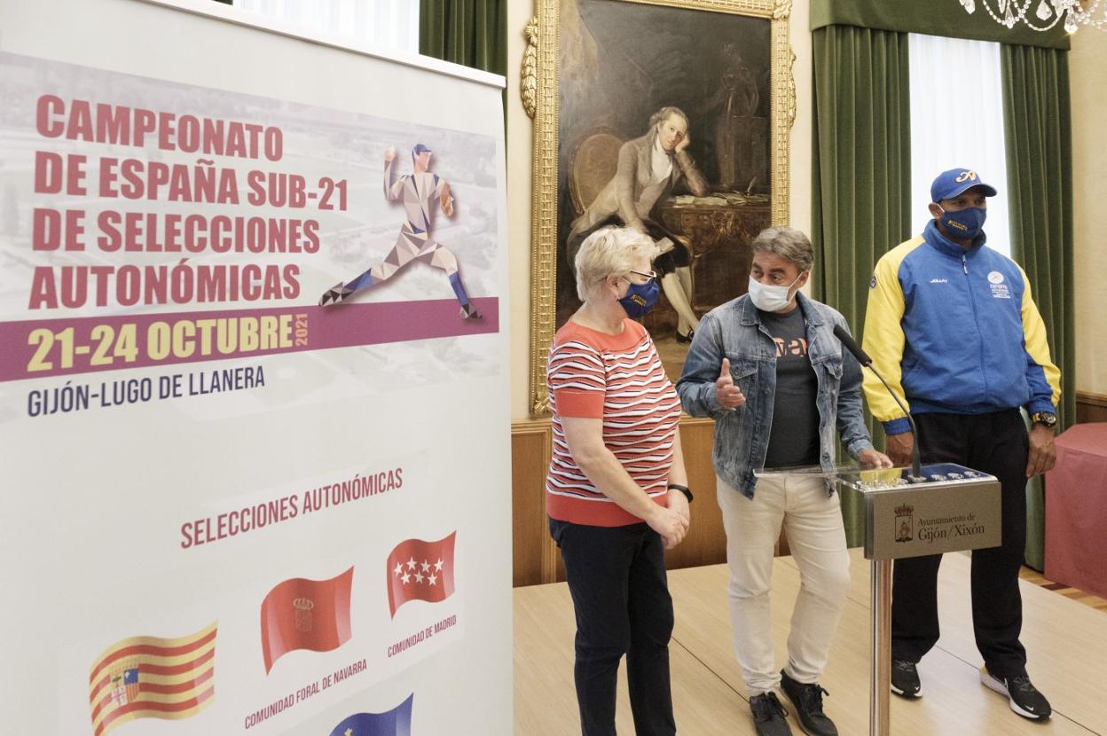 Tuero conversa con Cristina Tuya durante la presentación, con el seleccionador asturiano Marvin Vázquez, a la derecha. 