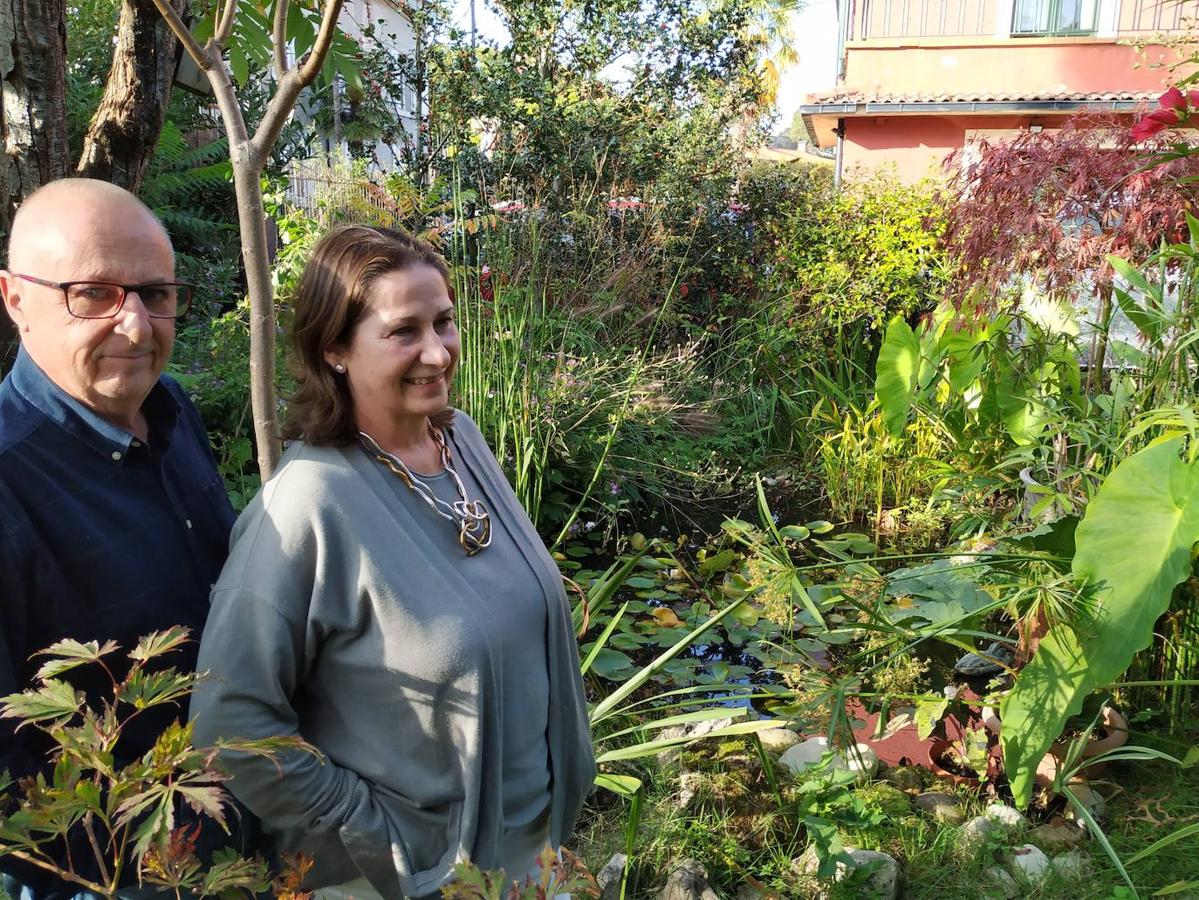 Cruz Tolosa y Carlos García ante el estanque del jardín. 