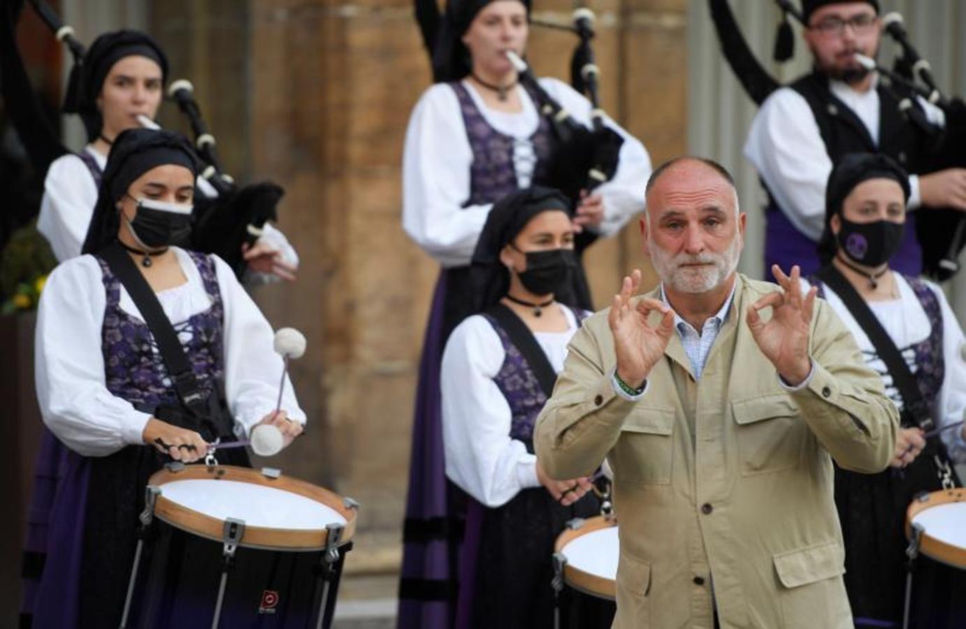 El chef José Andrés, premio a la Concordia, es recibido a ritmo de gaitas en su tierra natal, Asturias. 