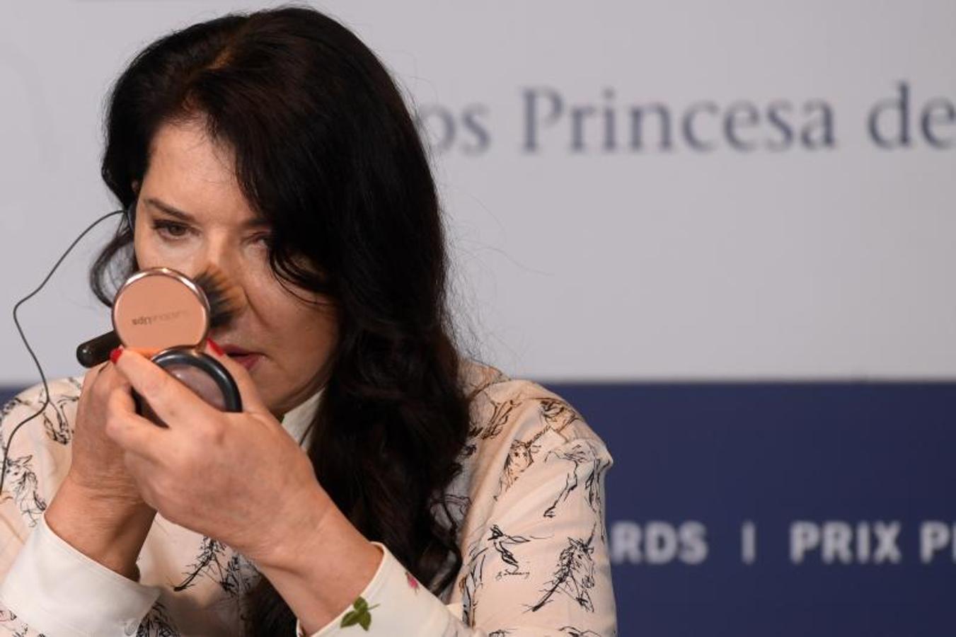 La artista serbia Marina Abramovic, premio a las Artes, se maquilla ante la prensa antes de responder a sus preguntas. 