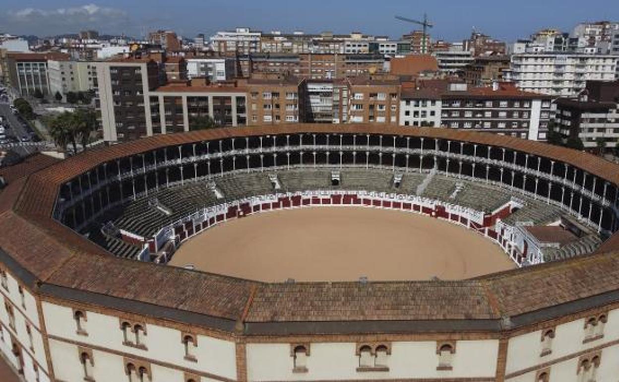 Vista aérea de la plaza de toros desde uno de los edificios que la rodean.