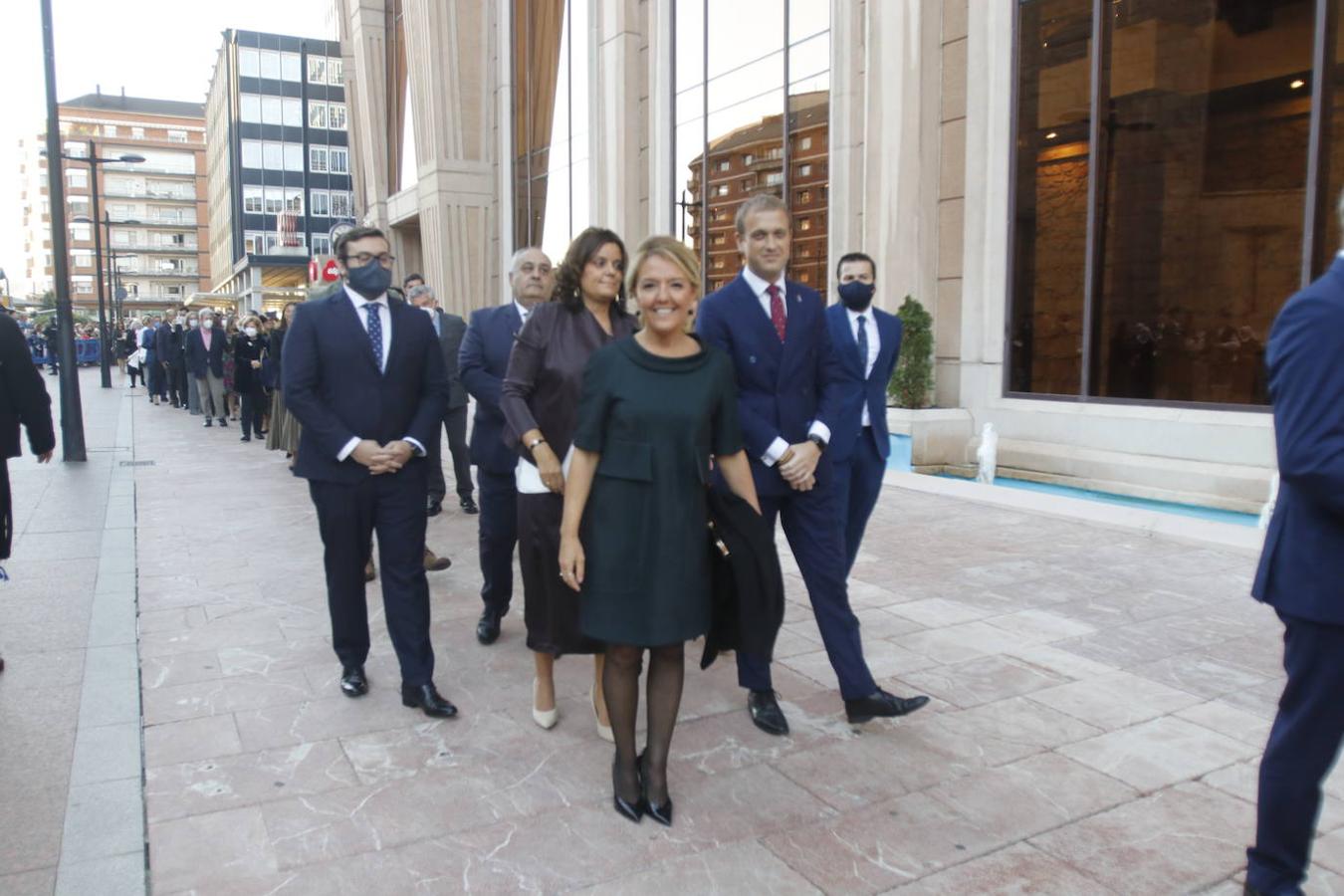 Los Reyes asistieron al concierto homenaje al maestro Rodrigo junto a la Princesa Leonor y la infanta Sofía. A la entrada al Auditorio, entre vivas y aplausos, les esperaban decenas de personas con banderas de España y Asturias, que fueron testigos de la entrada de la familia real al Auditorio y de todos los invitados al concierto.