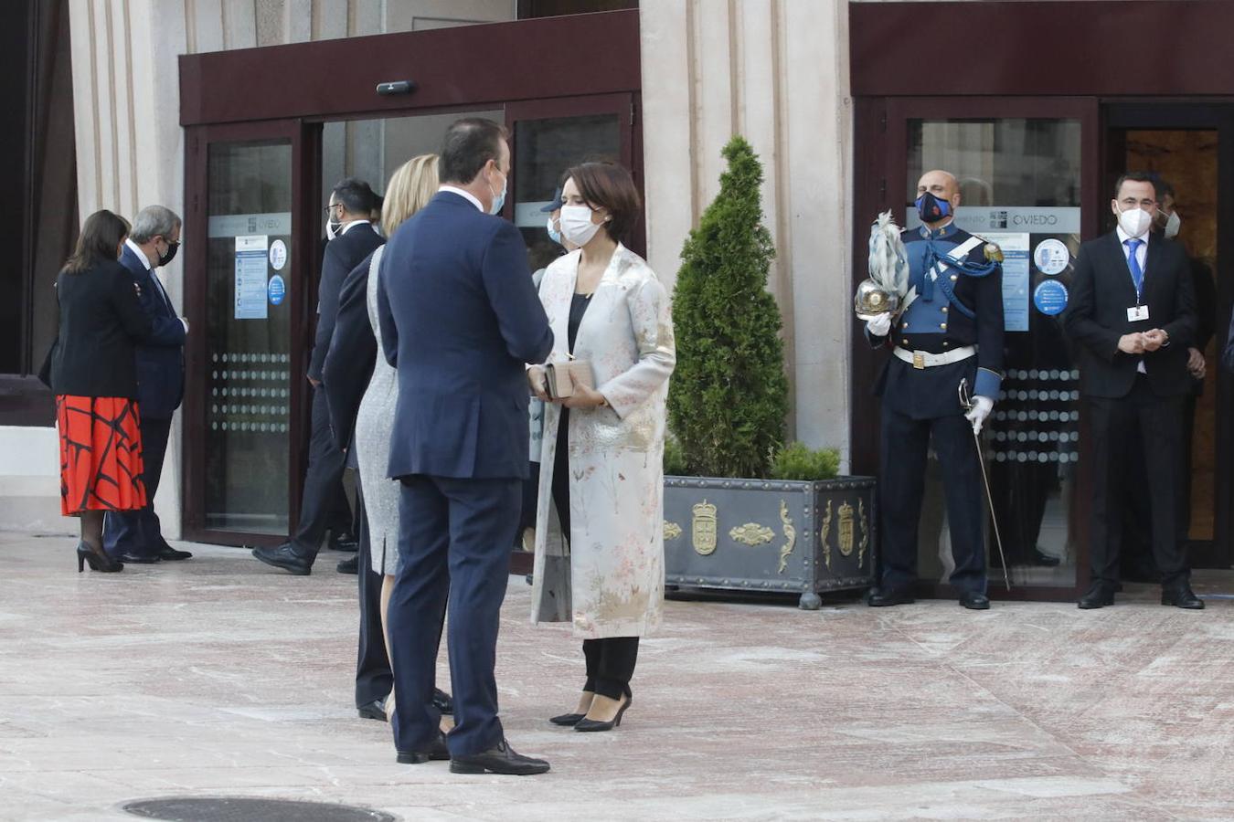 Los Reyes asistieron al concierto homenaje al maestro Rodrigo junto a la Princesa Leonor y la infanta Sofía. A la entrada al Auditorio, entre vivas y aplausos, les esperaban decenas de personas con banderas de España y Asturias, que fueron testigos de la entrada de la familia real al Auditorio y de todos los invitados al concierto.