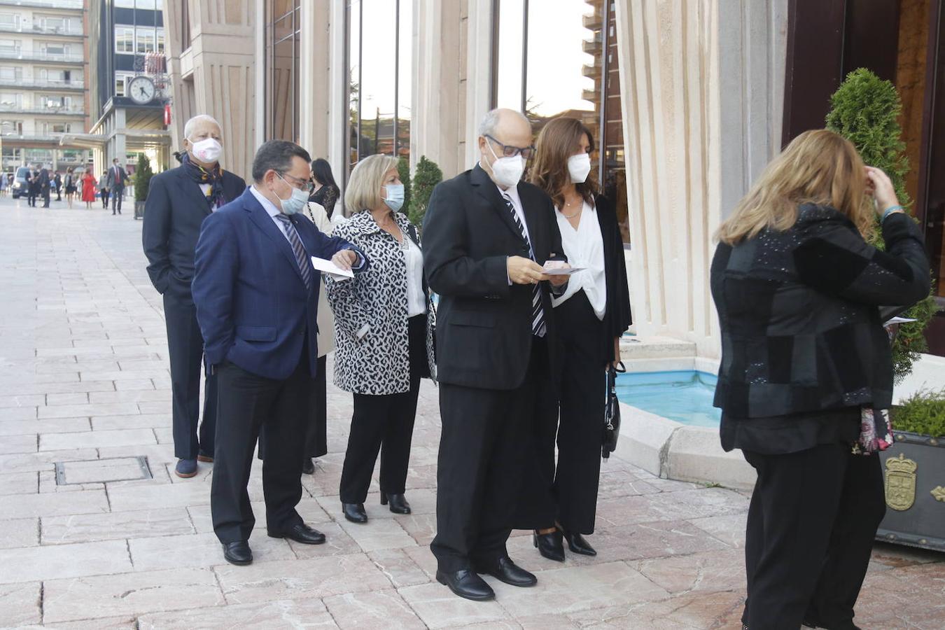 Los Reyes asistieron al concierto homenaje al maestro Rodrigo junto a la Princesa Leonor y la infanta Sofía. A la entrada al Auditorio, entre vivas y aplausos, les esperaban decenas de personas con banderas de España y Asturias, que fueron testigos de la entrada de la familia real al Auditorio y de todos los invitados al concierto.