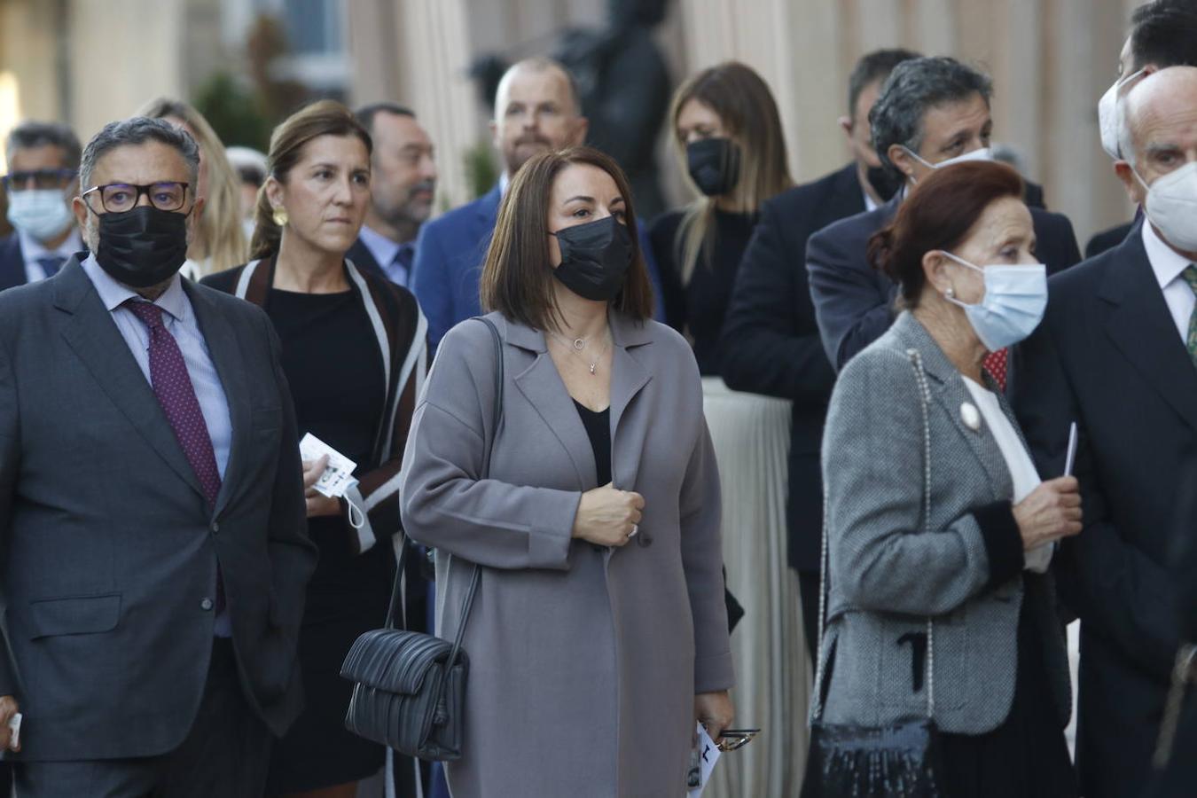 Los Reyes asistieron al concierto homenaje al maestro Rodrigo junto a la Princesa Leonor y la infanta Sofía. A la entrada al Auditorio, entre vivas y aplausos, les esperaban decenas de personas con banderas de España y Asturias, que fueron testigos de la entrada de la familia real al Auditorio y de todos los invitados al concierto.