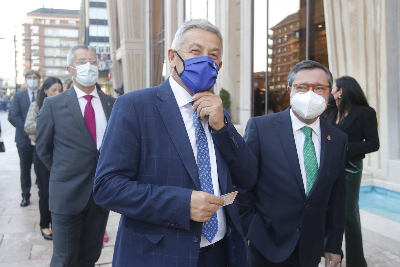 Los Reyes asistieron al concierto homenaje al maestro Rodrigo junto a la Princesa Leonor y la infanta Sofía. A la entrada al Auditorio, entre vivas y aplausos, les esperaban decenas de personas con banderas de España y Asturias, que fueron testigos de la entrada de la familia real al Auditorio y de todos los invitados al concierto.