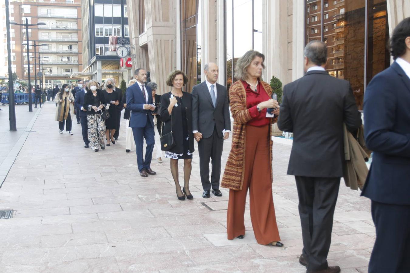 Los Reyes asistieron al concierto homenaje al maestro Rodrigo junto a la Princesa Leonor y la infanta Sofía. A la entrada al Auditorio, entre vivas y aplausos, les esperaban decenas de personas con banderas de España y Asturias, que fueron testigos de la entrada de la familia real al Auditorio y de todos los invitados al concierto.