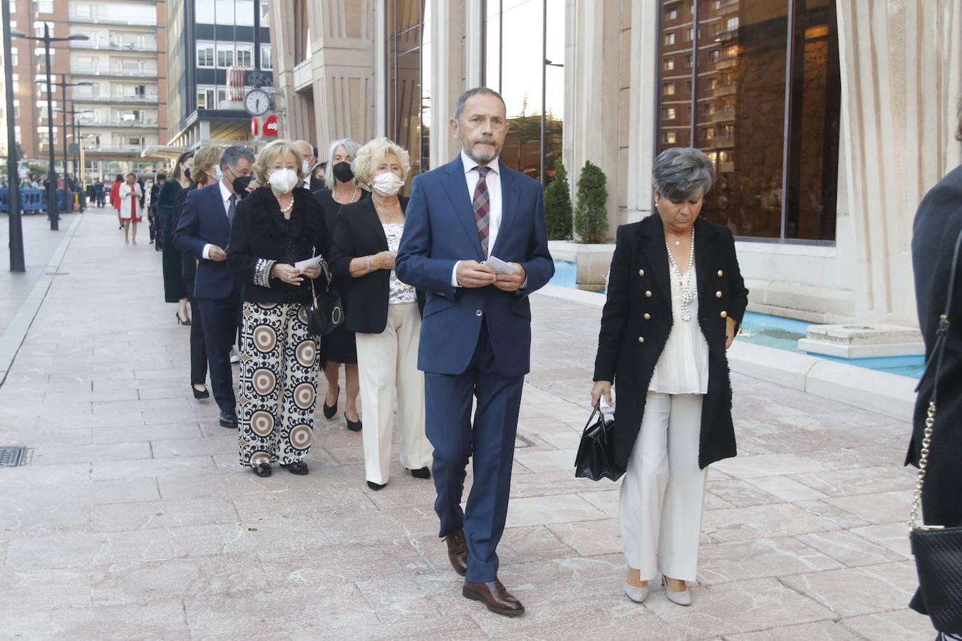 Los Reyes asistieron al concierto homenaje al maestro Rodrigo junto a la Princesa Leonor y la infanta Sofía. A la entrada al Auditorio, entre vivas y aplausos, les esperaban decenas de personas con banderas de España y Asturias, que fueron testigos de la entrada de la familia real al Auditorio y de todos los invitados al concierto.