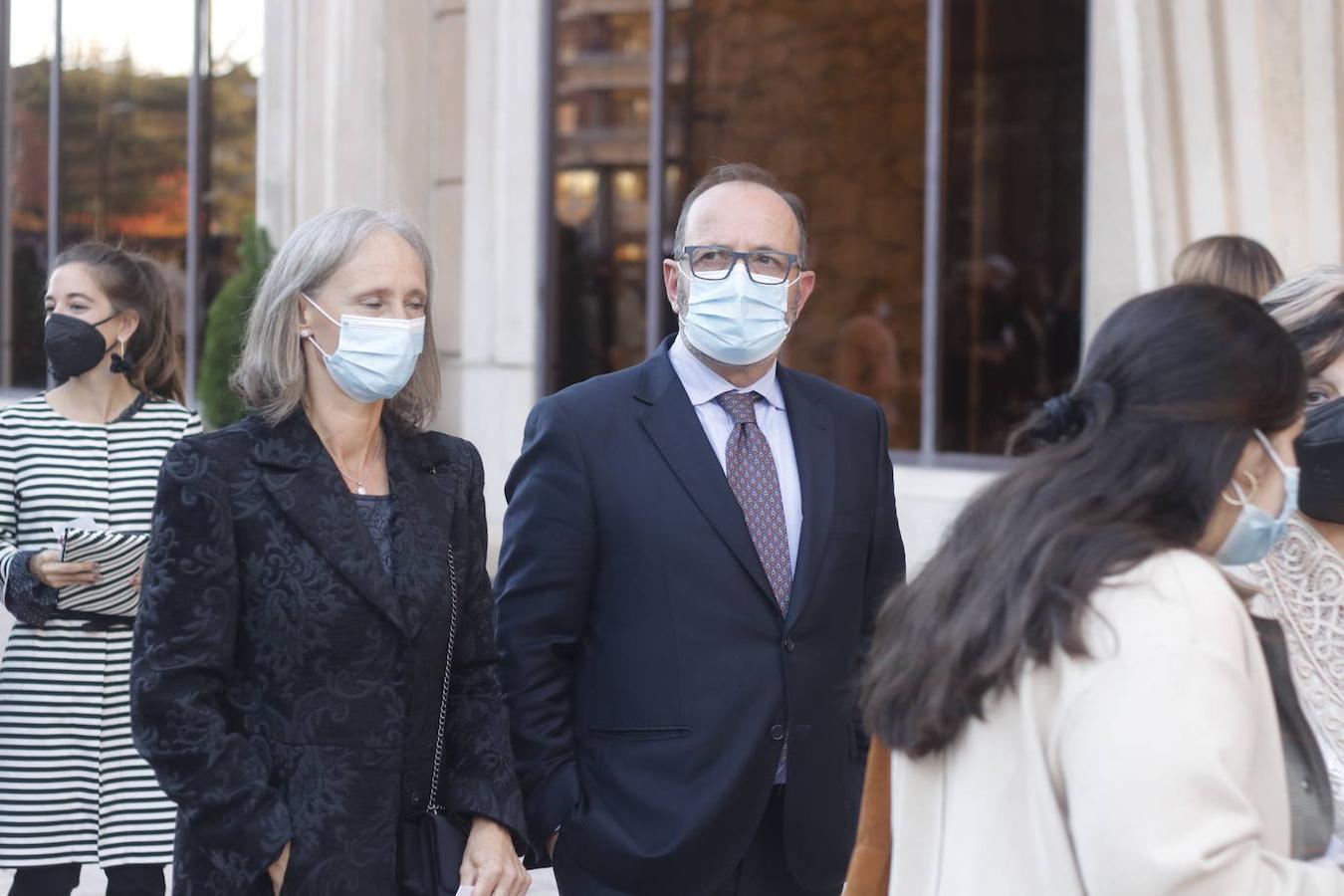 Los Reyes asistieron al concierto homenaje al maestro Rodrigo junto a la Princesa Leonor y la infanta Sofía. A la entrada al Auditorio, entre vivas y aplausos, les esperaban decenas de personas con banderas de España y Asturias, que fueron testigos de la entrada de la familia real al Auditorio y de todos los invitados al concierto.