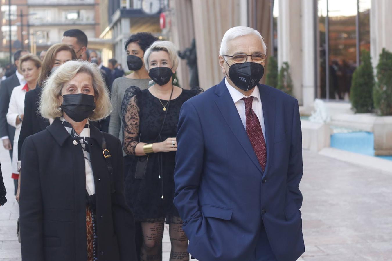 Los Reyes asistieron al concierto homenaje al maestro Rodrigo junto a la Princesa Leonor y la infanta Sofía. A la entrada al Auditorio, entre vivas y aplausos, les esperaban decenas de personas con banderas de España y Asturias, que fueron testigos de la entrada de la familia real al Auditorio y de todos los invitados al concierto.