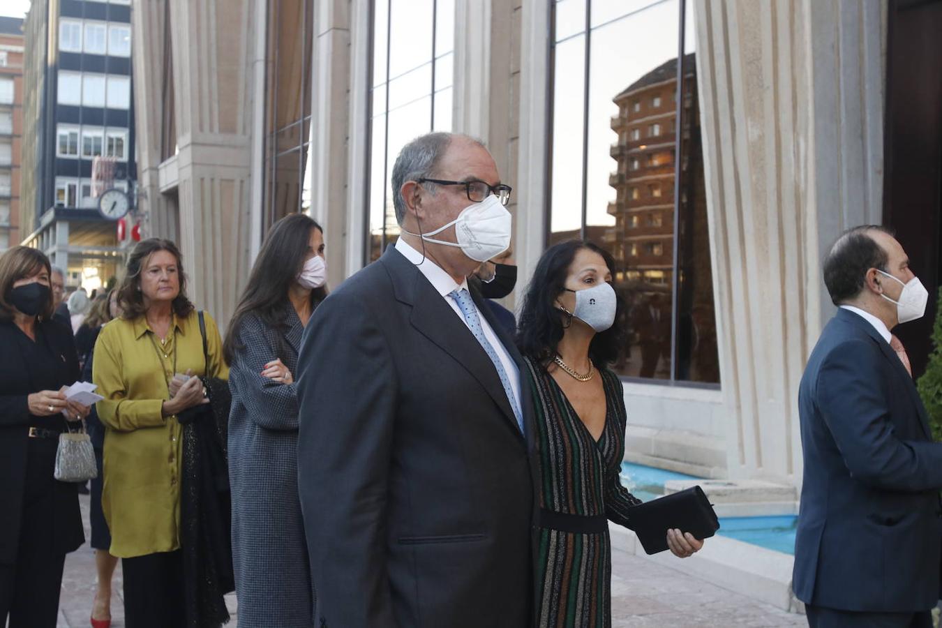 Los Reyes asistieron al concierto homenaje al maestro Rodrigo junto a la Princesa Leonor y la infanta Sofía. A la entrada al Auditorio, entre vivas y aplausos, les esperaban decenas de personas con banderas de España y Asturias, que fueron testigos de la entrada de la familia real al Auditorio y de todos los invitados al concierto.