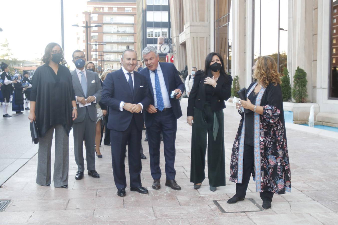 Los Reyes asistieron al concierto homenaje al maestro Rodrigo junto a la Princesa Leonor y la infanta Sofía. A la entrada al Auditorio, entre vivas y aplausos, les esperaban decenas de personas con banderas de España y Asturias, que fueron testigos de la entrada de la familia real al Auditorio y de todos los invitados al concierto.