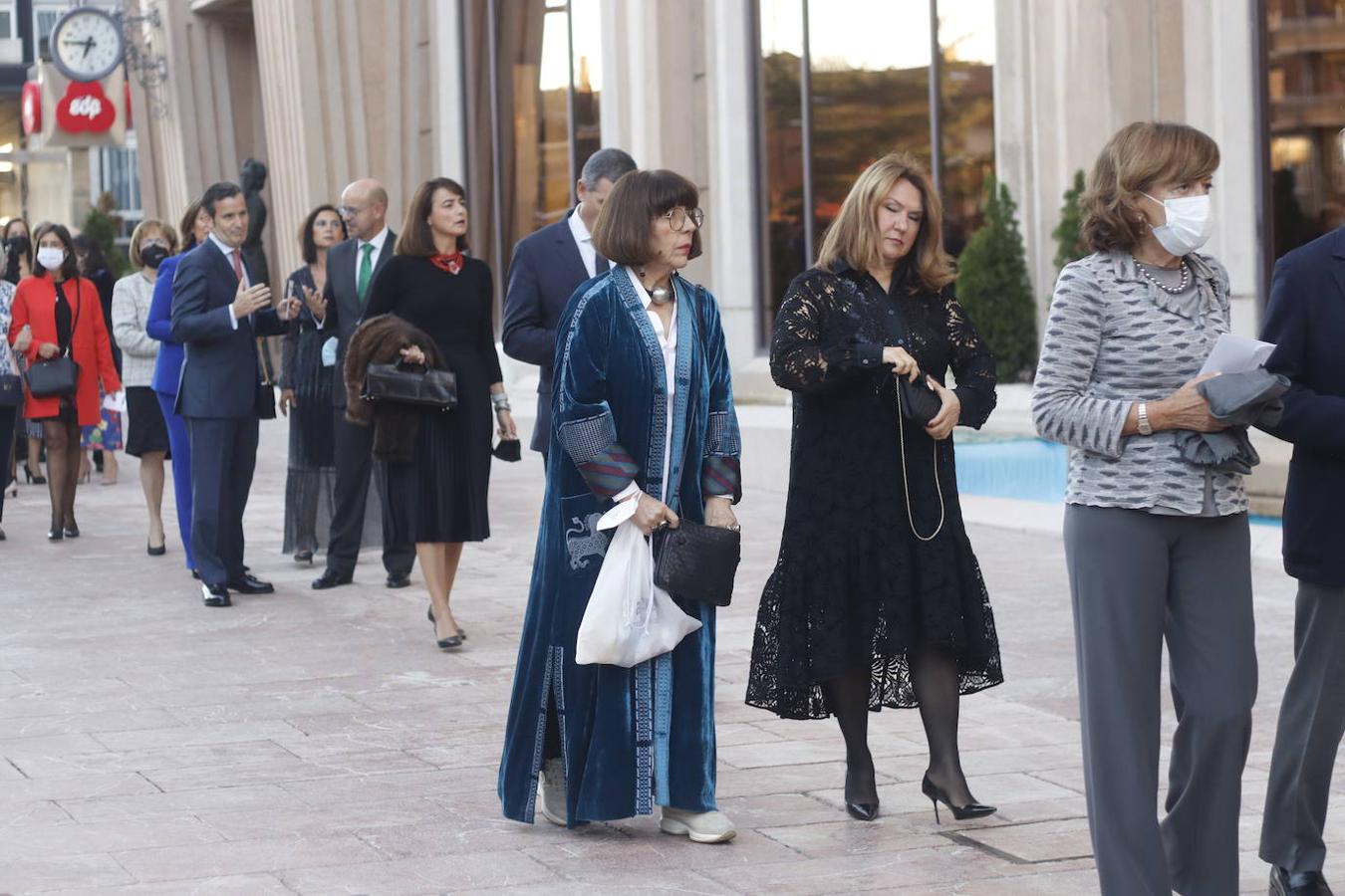 Los Reyes asistieron al concierto homenaje al maestro Rodrigo junto a la Princesa Leonor y la infanta Sofía. A la entrada al Auditorio, entre vivas y aplausos, les esperaban decenas de personas con banderas de España y Asturias, que fueron testigos de la entrada de la familia real al Auditorio y de todos los invitados al concierto.