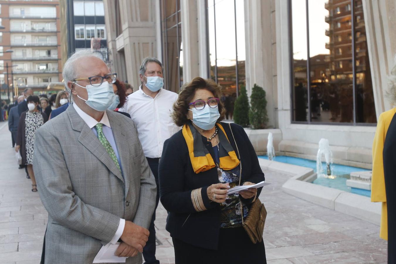 Los Reyes asistieron al concierto homenaje al maestro Rodrigo junto a la Princesa Leonor y la infanta Sofía. A la entrada al Auditorio, entre vivas y aplausos, les esperaban decenas de personas con banderas de España y Asturias, que fueron testigos de la entrada de la familia real al Auditorio y de todos los invitados al concierto.