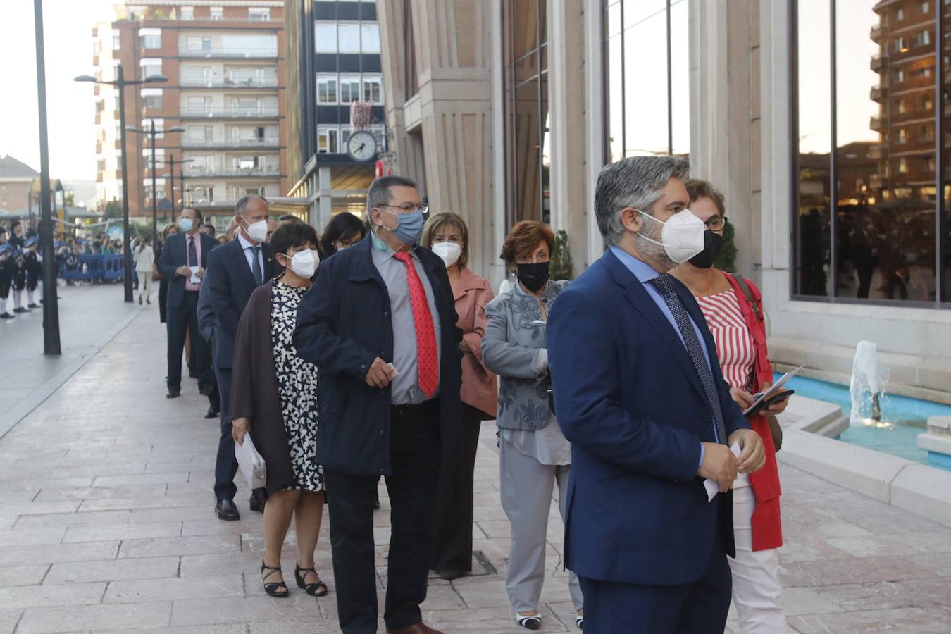 Los Reyes asistieron al concierto homenaje al maestro Rodrigo junto a la Princesa Leonor y la infanta Sofía. A la entrada al Auditorio, entre vivas y aplausos, les esperaban decenas de personas con banderas de España y Asturias, que fueron testigos de la entrada de la familia real al Auditorio y de todos los invitados al concierto.