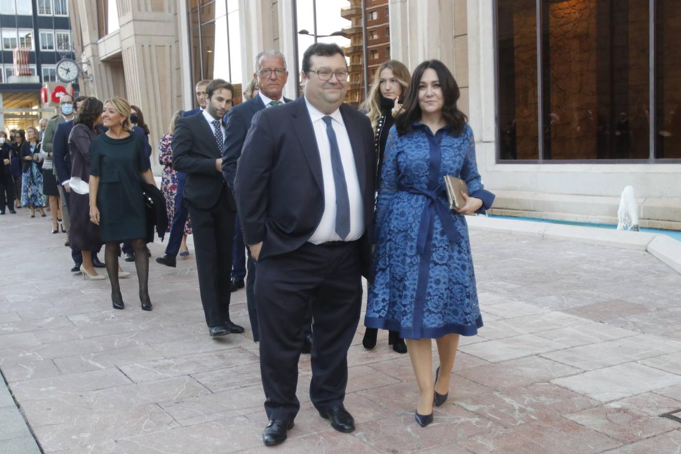 Los Reyes asistieron al concierto homenaje al maestro Rodrigo junto a la Princesa Leonor y la infanta Sofía. A la entrada al Auditorio, entre vivas y aplausos, les esperaban decenas de personas con banderas de España y Asturias, que fueron testigos de la entrada de la familia real al Auditorio y de todos los invitados al concierto.