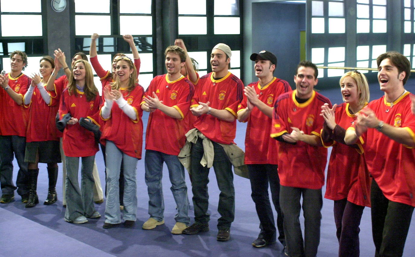 Operación Triunfo suma dos décadas desde su estreno. En 2001 arrancaba un reality pionero en España que fusionaba música y televisión en un espectáculo nunca visto hasta entonces que conquistó sin paliativos a la audiencia. Fue un auténtico fenómeno social. La primera edición dejó momentos y actuaciones inolvidables. Bustamante, Bisbal, Rosa, Chenoa...