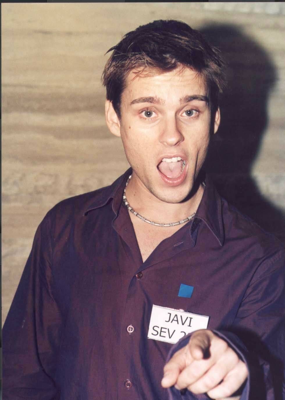 Operación Triunfo suma dos décadas desde su estreno. En 2001 arrancaba un reality pionero en España que fusionaba música y televisión en un espectáculo nunca visto hasta entonces que conquistó sin paliativos a la audiencia. Fue un auténtico fenómeno social. La primera edición dejó momentos y actuaciones inolvidables. Bustamante, Bisbal, Rosa, Chenoa...