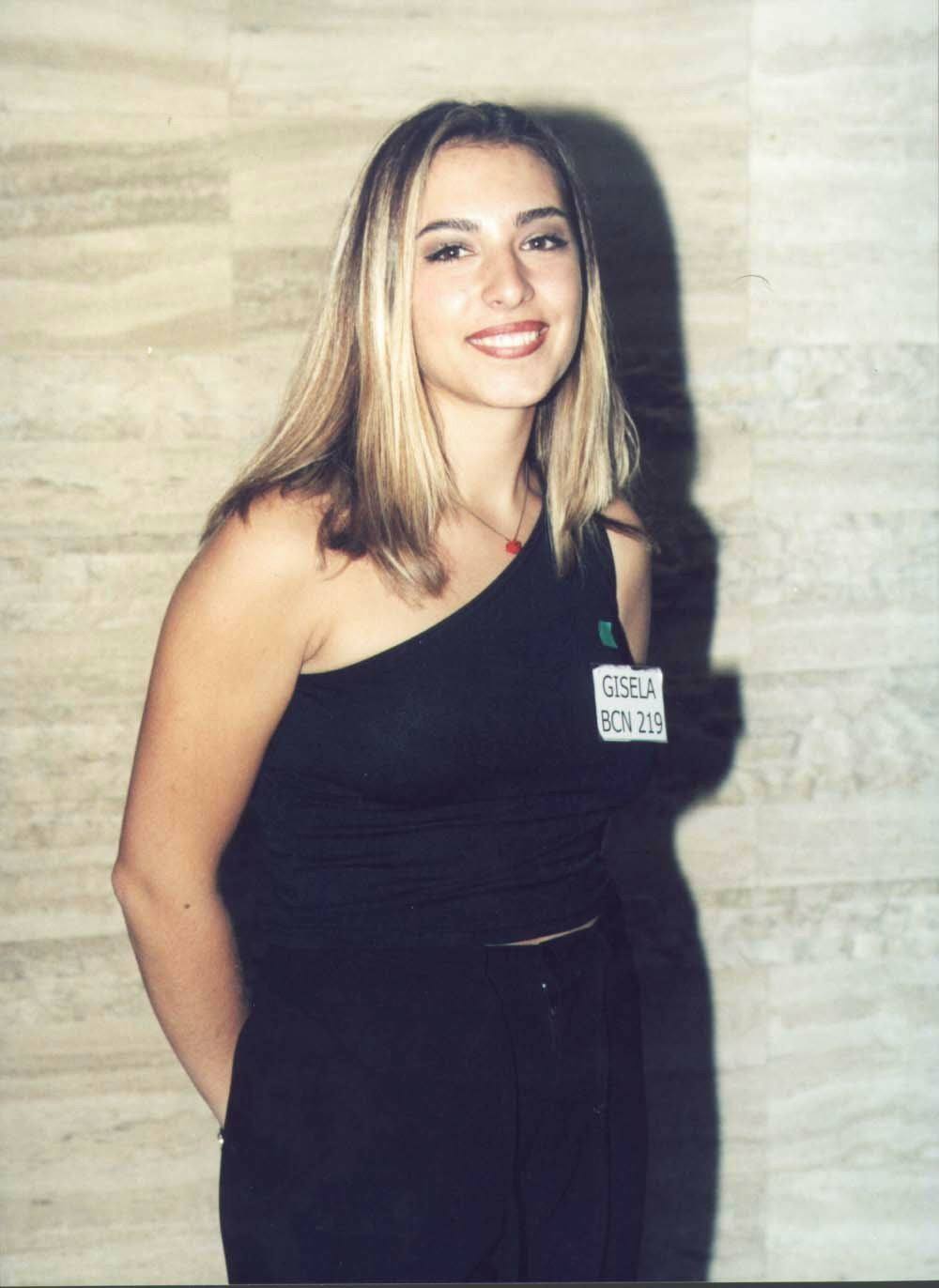 Operación Triunfo suma dos décadas desde su estreno. En 2001 arrancaba un reality pionero en España que fusionaba música y televisión en un espectáculo nunca visto hasta entonces que conquistó sin paliativos a la audiencia. Fue un auténtico fenómeno social. La primera edición dejó momentos y actuaciones inolvidables. Bustamante, Bisbal, Rosa, Chenoa...