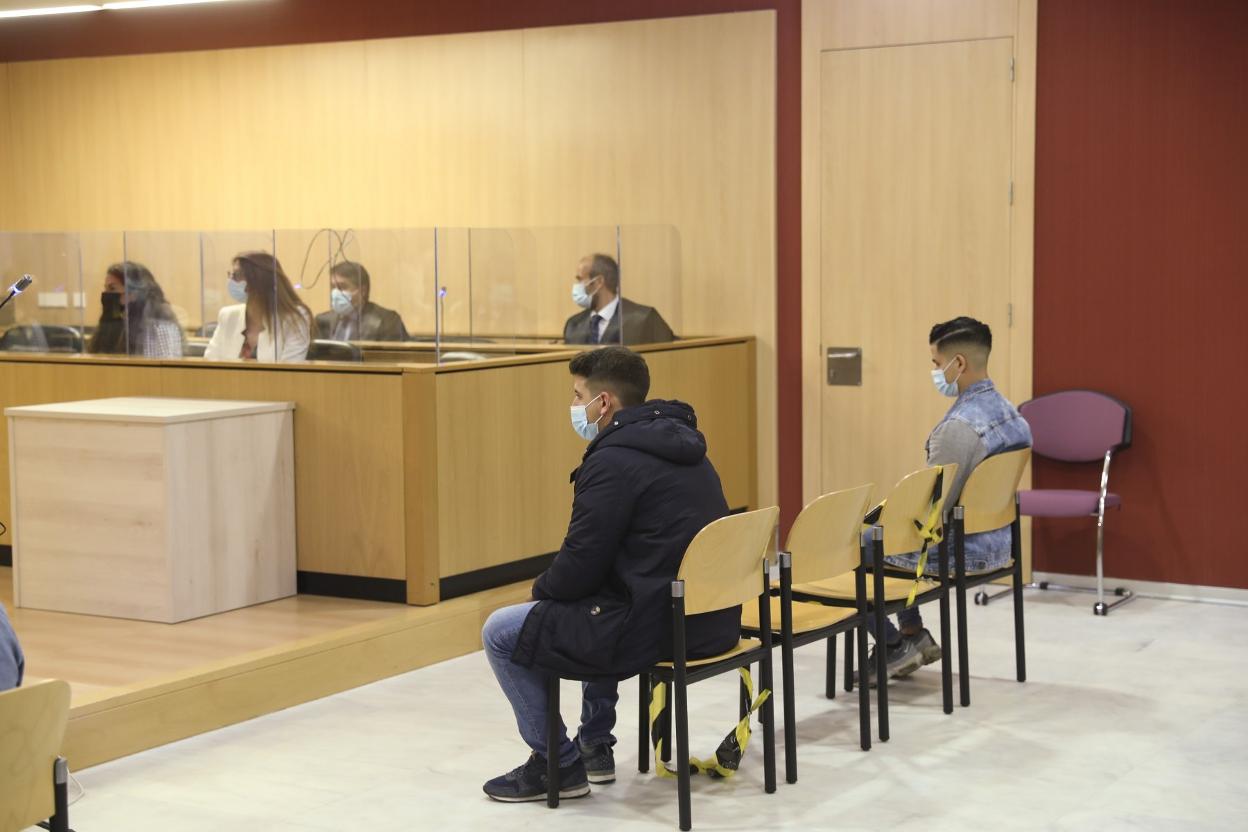 A la izquierda, Jorge Álvarez. En el centro, Yeray Rodríguez e Imad Asiain, llegan al juzgado con los abogados Javier Díaz Dapena y Guillermo Calvo. A la derecha, Rubén Álvarez. 