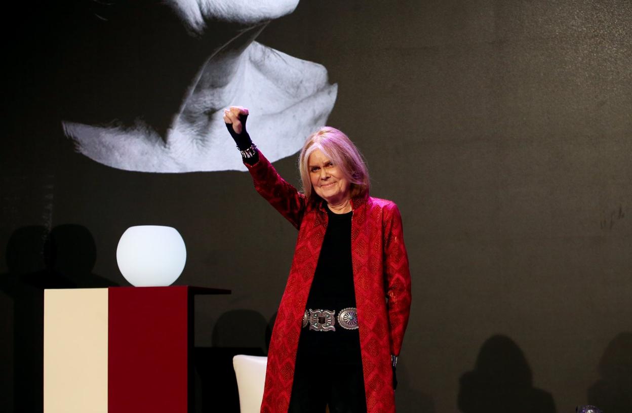 La Premio Princesa de Asturias de Comunicación y Humanidades, Gloria Steinem, alza el puño en la Fábrica de Armas de La Vega, ante el público. 
