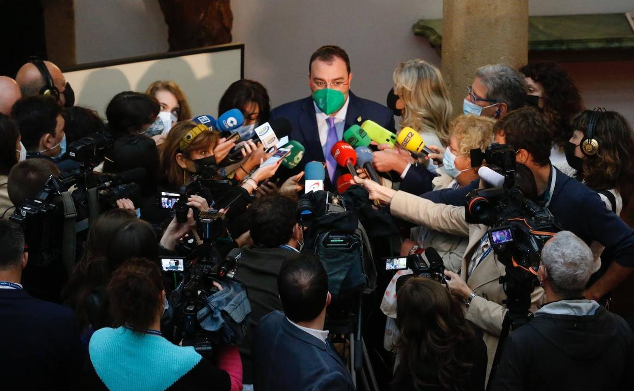 Adrián Barbón, durante su comparecencia ante los medios poco antes de la recepción de la Familia Real en el Hotel de la Reconquista.