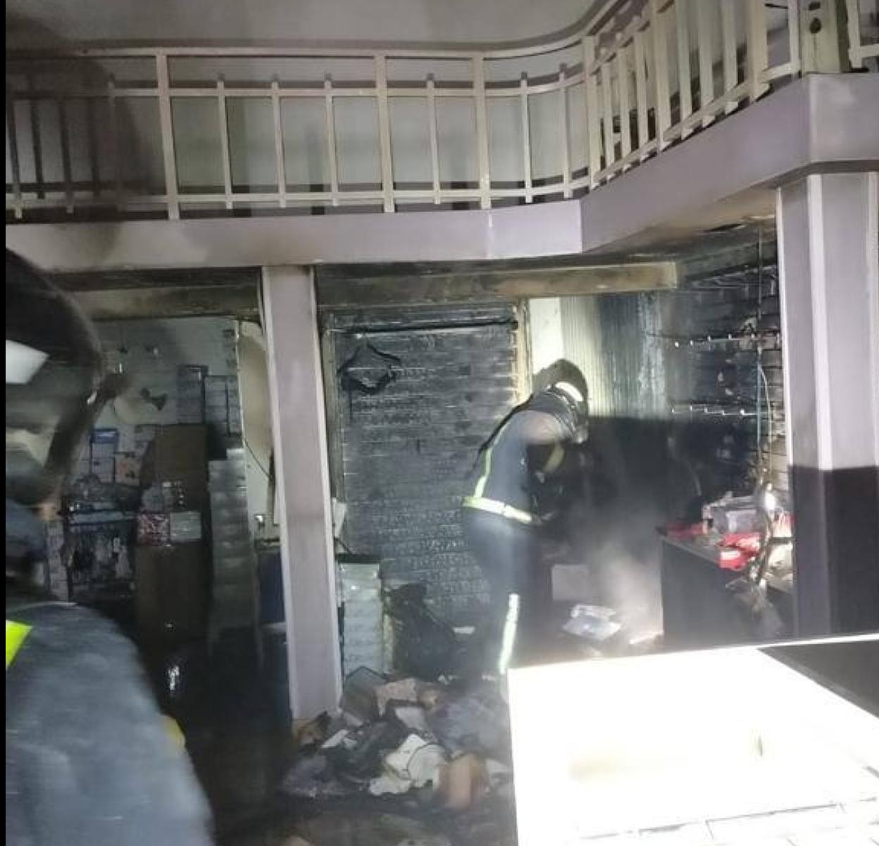 Un incendio destruye una tienda de ropa en Luarca