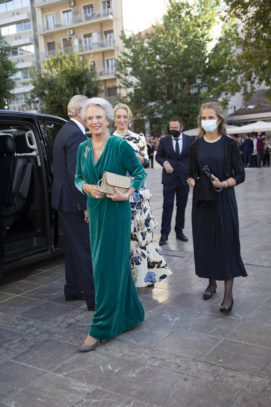 En enlace de Felipe de Grecia y Nina Flohr reúne a representantes de las casas europeas, incluida la Reina Sofía, que tras asistir a los Premios voló a su país