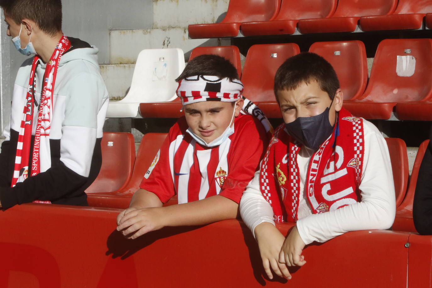 Fotos: ¿Estuviste en el Sporting - Valladolid? ¡Búscate!