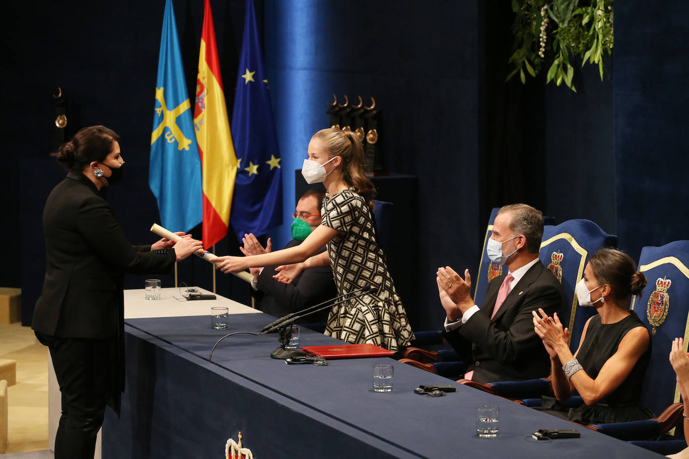 Don Felipe, doña Letizia, la Princesa Leonor y la infanta Sofía llegaron a Asturias el pasado viernes con motivo de los Premios Princesa. Desde entonces han cumplido con su apretada agenda: el Concierto, la recepción en el Hotel de la Reconquista, la ceremonia de entrega de los galardones y, por último, el reconocimiento del Pueblo Ejemplar de Asturias, que en esta ocasión ha sido para Santa María del Puerto, en Somiedo 